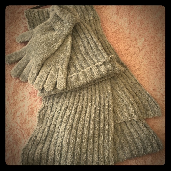 Accessories - ***FINAL PRICE DROP***Gloves, Beanie, Scarf Combo